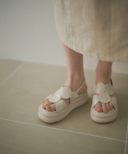 LAULEN(ローレン)の「leather circle motif back strap sandal /レザーサークルモチーフバックストラップサンダル(サンダル・レディース・ブラック/アイボリー/シルバー・23cm/24.5cm)」の14枚目の写真