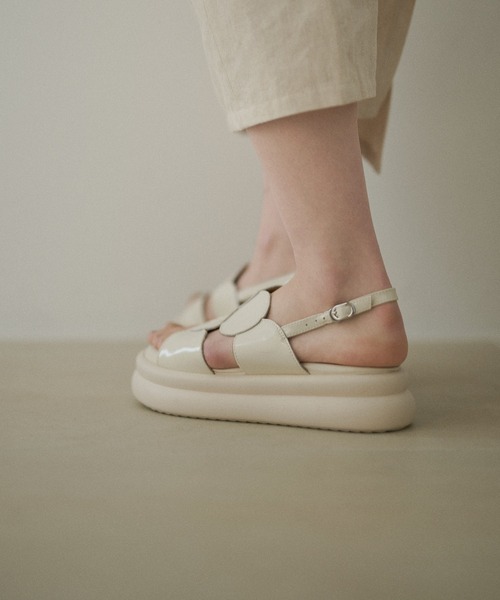 LAULEN(ローレン)の「leather circle motif back strap sandal /レザーサークルモチーフバックストラップサンダル(サンダル・レディース・ブラック/アイボリー/シルバー・23cm/24.5cm)」の17枚目の写真