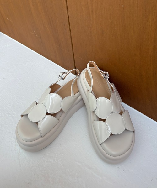 LAULEN(ローレン)の「leather circle motif back strap sandal /レザーサークルモチーフバックストラップサンダル(サンダル・レディース・ブラック/アイボリー/シルバー・23cm/24.5cm)」の4枚目の写真