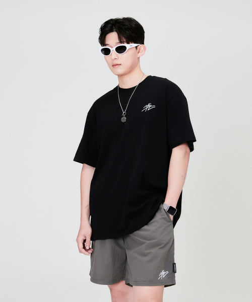 QUTON(ク―トン)の「シグニチャースモールロゴオーバーサイズヘビーハーフTシャツ_ブラック(Tシャツ/カットソー・メンズ・ブラック・1/2/3/4)」の3枚目の写真