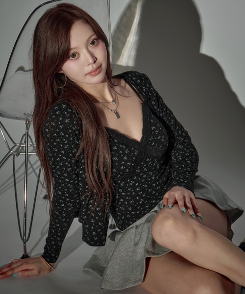 CeLess(セレス)の「Floral Bolero & Camisole / 小花柄ボレロ&キャミソールセット(キャミソール・レディース・ブラック/ホワイト・FREE)」の8枚目の写真