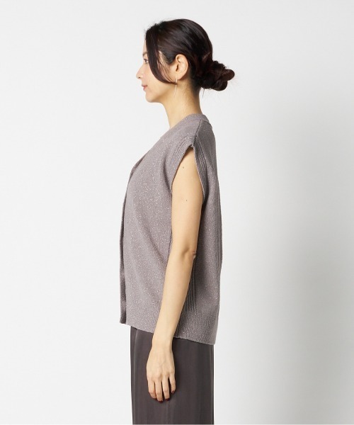 HELIOPOLE（エリオポール）の「METAL BUTTON KNIT VEST（ベスト・レディース・ベージュ/ブラック/グレー・38）」の5枚目の写真