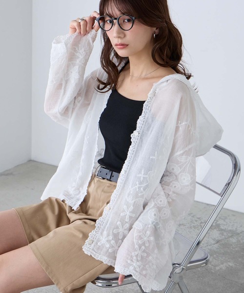 BONLECILL(ボンルシール)の「フラワー刺繍フーディーオーバーシャツ/カーディガン(シャツ/ブラウス・レディース・オフホワイト・FREE)」の3枚目の写真