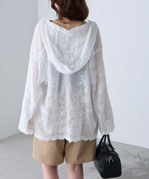 BONLECILL(ボンルシール)の「フラワー刺繍フーディーオーバーシャツ/カーディガン(シャツ/ブラウス・レディース・オフホワイト・FREE)」の6枚目の写真