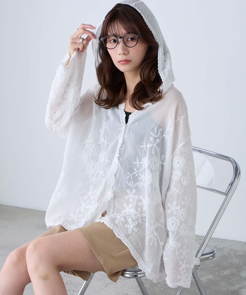 BONLECILL(ボンルシール)の「フラワー刺繍フーディーオーバーシャツ/カーディガン(シャツ/ブラウス・レディース・オフホワイト・FREE)」の7枚目の写真