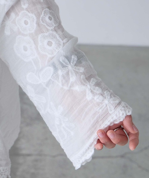 BONLECILL(ボンルシール)の「フラワー刺繍フーディーオーバーシャツ/カーディガン(シャツ/ブラウス・レディース・オフホワイト・FREE)」の18枚目の写真