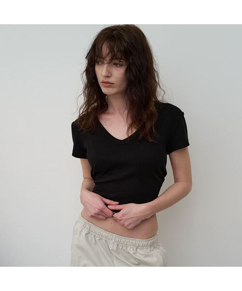 AENE(エイネ)の「VネックTシャツ(オリーブ)(Tシャツ/カットソー・レディース・ピンク/ブラック/ホワイト/クリーム/オリーブ・FREE)」の3枚目の写真