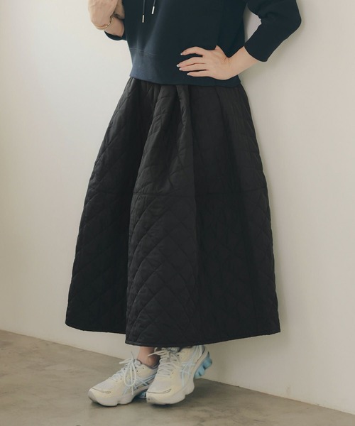 Liala×PG(リアラバイピージー)の「キルティング コクーン スカート Liala×PG(スカート・レディース・ブラック/ネイビー/キャメル・M/S)」の2枚目の写真
