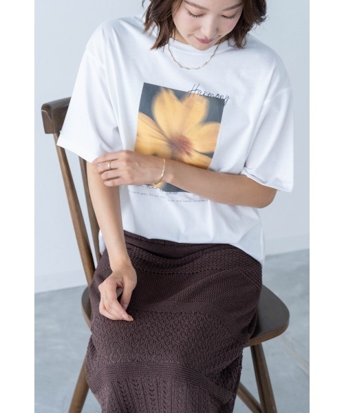 M.deux(エムドゥ)の「フラワーフォトTシャツ(Tシャツ/カットソー・レディース・ホワイト系その他/ホワイト系その他2・MEDIUM)」の2枚目の写真