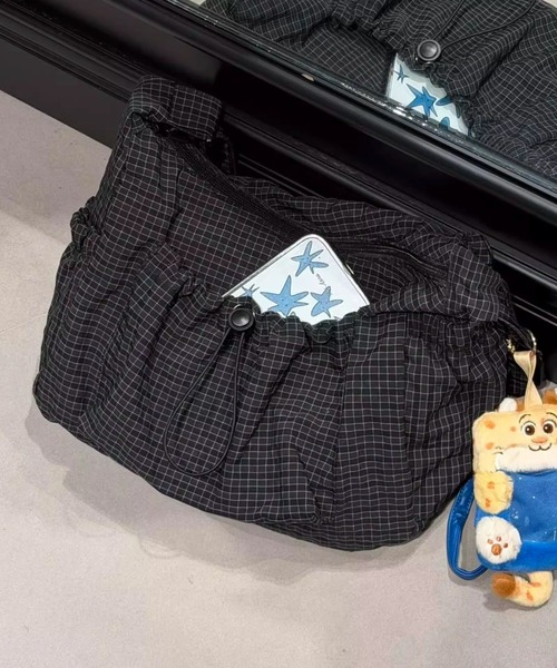 Vipoa（ヴィポア）の「String plaid shoulder bag（ショルダーバッグ・レディース・ブラウン/ホワイト/ブラック/カーキ/アイボリー/パープル/ライトピンク/ブルー/オレンジ・FREE）」の4枚目の写真