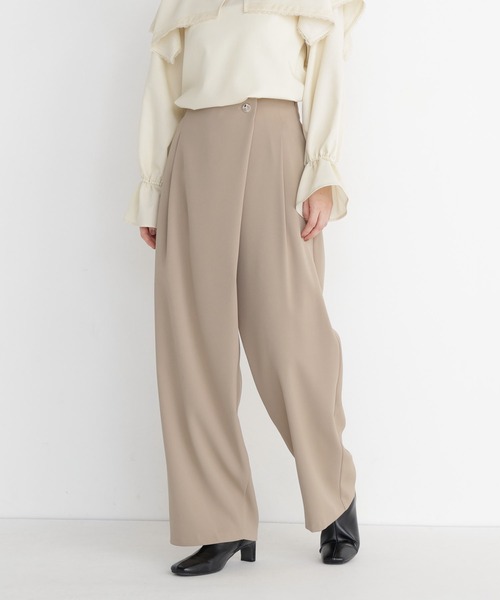 NATURAL BEAUTY BASIC(ナチュラルビューティーベーシック)の「アシメワイドパンツ(その他パンツ・レディース・ベージュ/チャコールグレー・SMALL/MEDIUM)」の1枚目の写真