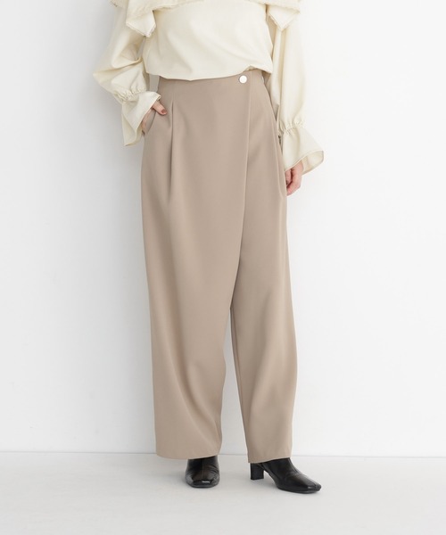 NATURAL BEAUTY BASIC(ナチュラルビューティーベーシック)の「アシメワイドパンツ(その他パンツ・レディース・ベージュ/チャコールグレー・SMALL/MEDIUM)」の13枚目の写真