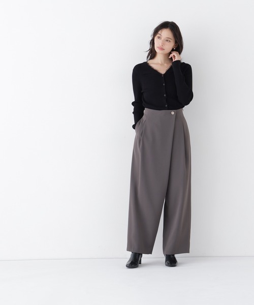 NATURAL BEAUTY BASIC(ナチュラルビューティーベーシック)の「アシメワイドパンツ(その他パンツ・レディース・ベージュ/チャコールグレー・SMALL/MEDIUM)」の17枚目の写真