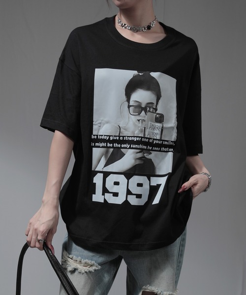 nonomi（ノノミ）の「フォトプリント＆ナンバーロゴ オーバーサイズ半袖Tシャツ（Tシャツ/カットソー・レディース・ブラック/ホワイト・XL）」の2枚目の写真