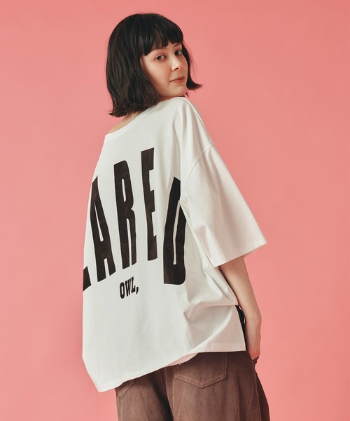 AT THE TRNK(アットザトランク)の「2way ビックフロッキーロゴ Tシャツ AT THE TRNK(Tシャツ/カットソー・レディース・ホワイト/ブラック/チャコール・フリー)」の1枚目の写真