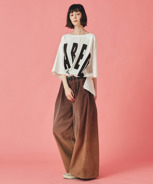 AT THE TRNK(アットザトランク)の「2way ビックフロッキーロゴ Tシャツ AT THE TRNK(Tシャツ/カットソー・レディース・ホワイト/ブラック/チャコール・フリー)」の4枚目の写真