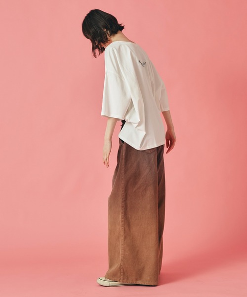 AT THE TRNK(アットザトランク)の「2way ビックフロッキーロゴ Tシャツ AT THE TRNK(Tシャツ/カットソー・レディース・ホワイト/ブラック/チャコール・フリー)」の5枚目の写真