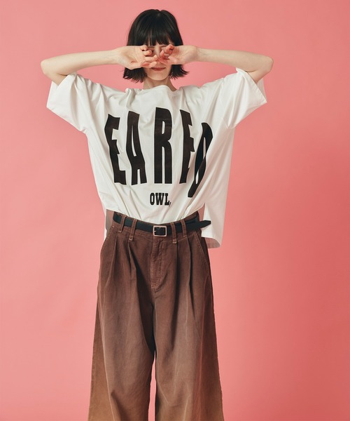AT THE TRNK(アットザトランク)の「2way ビックフロッキーロゴ Tシャツ AT THE TRNK(Tシャツ/カットソー・レディース・ホワイト/ブラック/チャコール・フリー)」の7枚目の写真