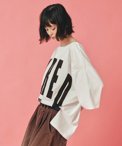 AT THE TRNK(アットザトランク)の「2way ビックフロッキーロゴ Tシャツ AT THE TRNK(Tシャツ/カットソー・レディース・ホワイト/ブラック/チャコール・フリー)」の8枚目の写真