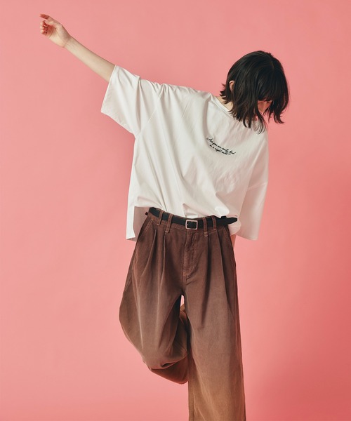 AT THE TRNK(アットザトランク)の「2way ビックフロッキーロゴ Tシャツ AT THE TRNK(Tシャツ/カットソー・レディース・ホワイト/ブラック/チャコール・フリー)」の13枚目の写真