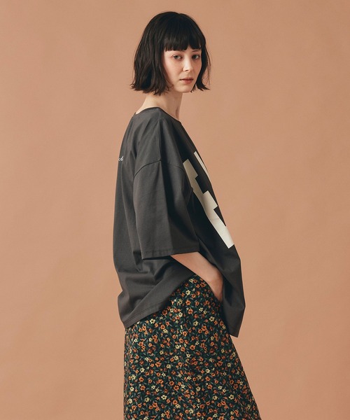 AT THE TRNK(アットザトランク)の「2way ビックフロッキーロゴ Tシャツ AT THE TRNK(Tシャツ/カットソー・レディース・ホワイト/ブラック/チャコール・フリー)」の20枚目の写真
