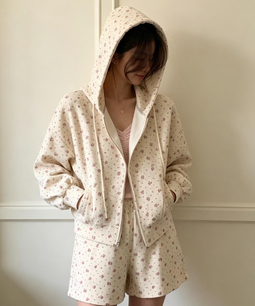 GEMEDA（ジェメダ）の「秋冬新作 小花柄セットアップ（セットアップ・レディース・グレー/ライトベージュ・M）」の3枚目の写真