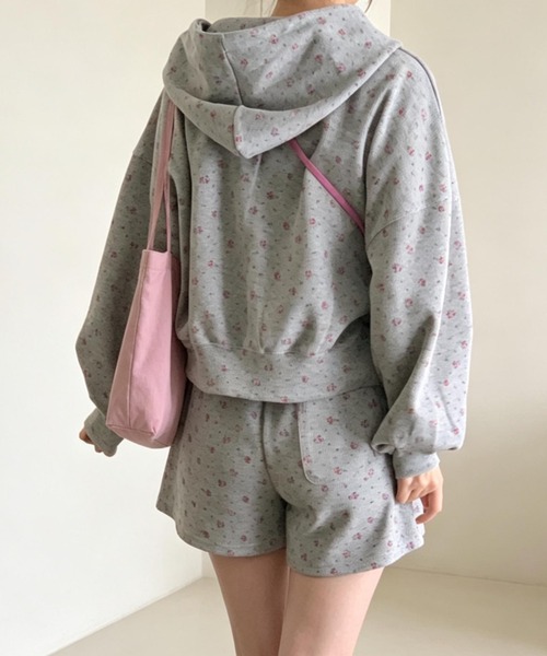 GEMEDA（ジェメダ）の「秋冬新作 小花柄セットアップ（セットアップ・レディース・グレー/ライトベージュ・M）」の5枚目の写真
