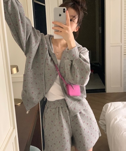 GEMEDA（ジェメダ）の「秋冬新作 小花柄セットアップ（セットアップ・レディース・グレー/ライトベージュ・M）」の8枚目の写真