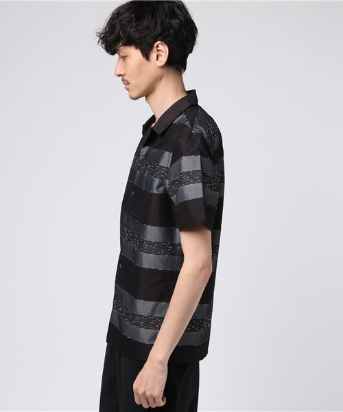 ALLSAINTS(オールセインツ)の「GABON SS SHIRT(シャツ/ブラウス・メンズ・ブラック/レッド・MEDIUM/SMALL/X-SMALL/LARGE)」の3枚目の写真