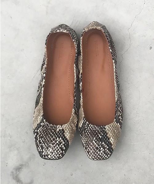 TODAYFUL(トゥデイフル)の「パイソンフラットシューズ(バレエシューズ・レディース・ブラウン・36inch/38inch/37inch)」の7枚目の写真