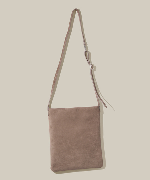 ADAM ET ROPE'（アダムエロペ）の「【WEARISTA JUNコラボ】フェイクスエードサコッシュ（ショルダーバッグ・メンズ・チャコールグレー/ブラック/ダークブラウン・FREE）」の3枚目の写真