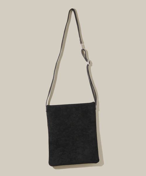 ADAM ET ROPE'（アダムエロペ）の「【WEARISTA JUNコラボ】フェイクスエードサコッシュ（ショルダーバッグ・メンズ・チャコールグレー/ブラック/ダークブラウン・FREE）」の2枚目の写真