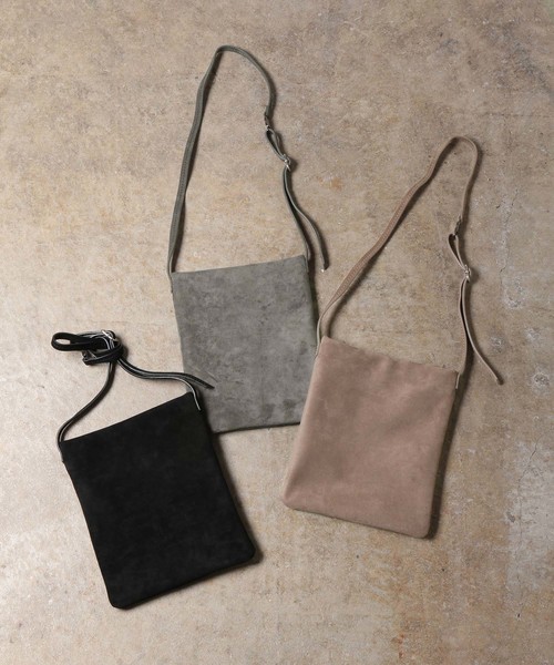 ADAM ET ROPE'（アダムエロペ）の「【WEARISTA JUNコラボ】フェイクスエードサコッシュ（ショルダーバッグ・メンズ・チャコールグレー/ブラック/ダークブラウン・FREE）」の4枚目の写真