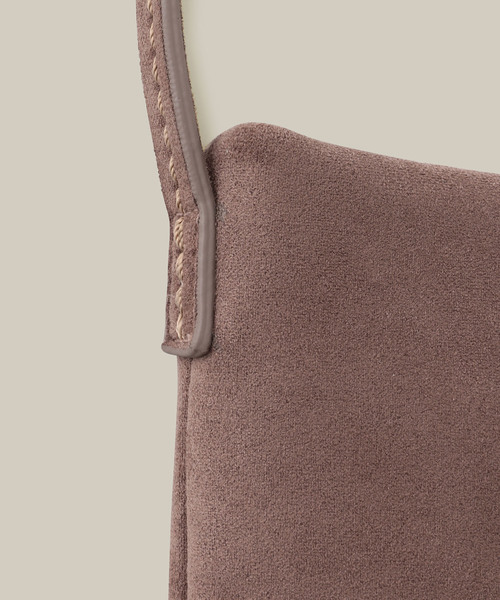 ADAM ET ROPE'（アダムエロペ）の「【WEARISTA JUNコラボ】フェイクスエードサコッシュ（ショルダーバッグ・メンズ・チャコールグレー/ブラック/ダークブラウン・FREE）」の6枚目の写真