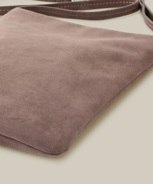 ADAM ET ROPE'（アダムエロペ）の「【WEARISTA JUNコラボ】フェイクスエードサコッシュ（ショルダーバッグ・メンズ・チャコールグレー/ブラック/ダークブラウン・FREE）」の7枚目の写真