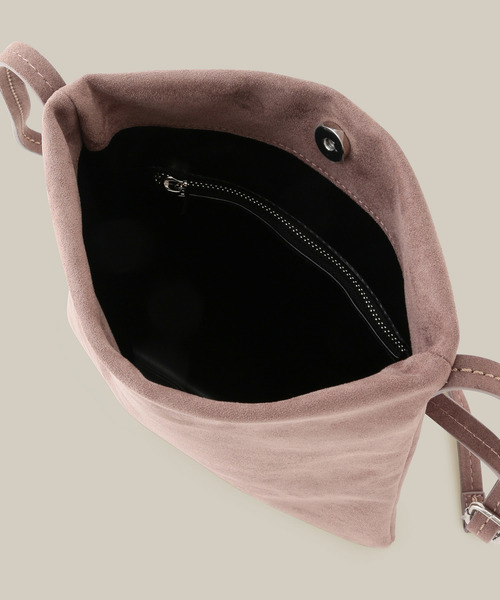 ADAM ET ROPE'（アダムエロペ）の「【WEARISTA JUNコラボ】フェイクスエードサコッシュ（ショルダーバッグ・メンズ・チャコールグレー/ブラック/ダークブラウン・FREE）」の8枚目の写真