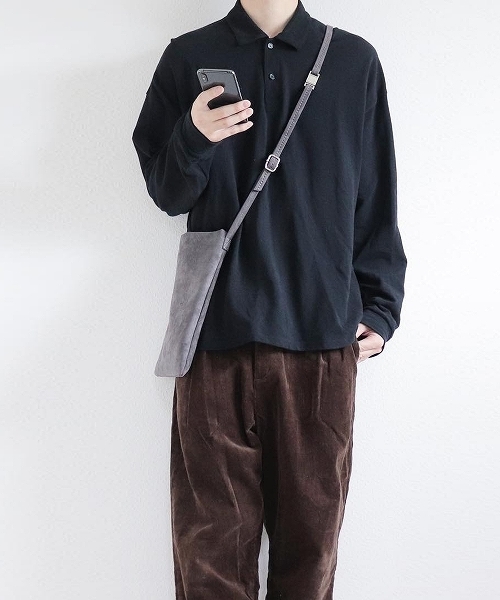 ADAM ET ROPE'（アダムエロペ）の「【WEARISTA JUNコラボ】フェイクスエードサコッシュ（ショルダーバッグ・メンズ・チャコールグレー/ブラック/ダークブラウン・FREE）」の11枚目の写真