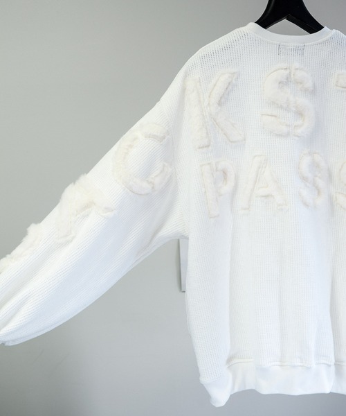 BACKSTAGE PASS(バックステージパス)の「LETTERED SWEATER(レタードセーター)バックロゴ ビッグシルエット セーター(ニット/セーター・メンズ・ホワイト/ブラック/ベージュ/ピンク・3-4/1-2)」の5枚目の写真