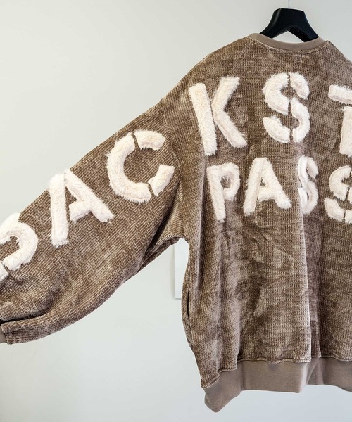 BACKSTAGE PASS(バックステージパス)の「LETTERED SWEATER(レタードセーター)バックロゴ ビッグシルエット セーター(ニット/セーター・メンズ・ホワイト/ブラック/ベージュ/ピンク・3-4/1-2)」の22枚目の写真