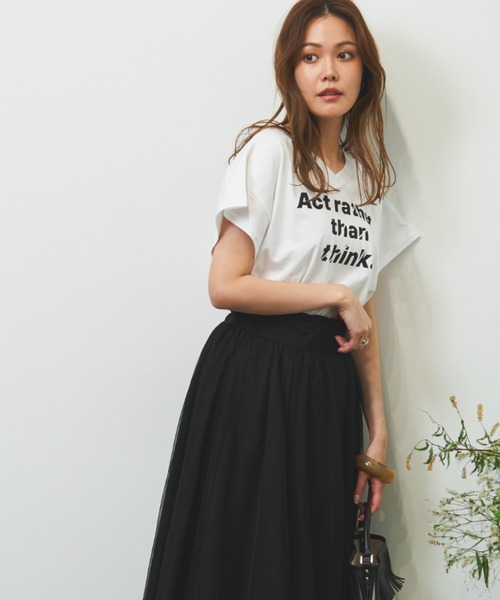 HERENCIA（ヘレンチア）の「’’Act rather than think ’’プリント イレギュラーヘム Vネック TEE（Tシャツ/カットソー・レディース・ブラック/ベージュ/オフホワイト/スモークピンク・MEDIUM）」の2枚目の写真