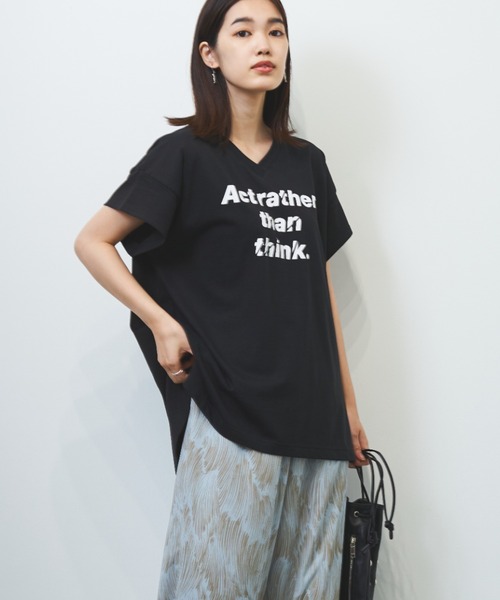 HERENCIA（ヘレンチア）の「’’Act rather than think ’’プリント イレギュラーヘム Vネック TEE（Tシャツ/カットソー・レディース・ブラック/ベージュ/オフホワイト/スモークピンク・MEDIUM）」の3枚目の写真
