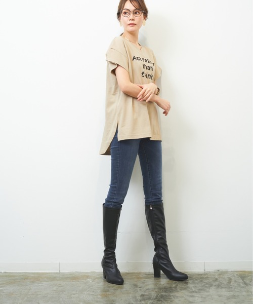 HERENCIA（ヘレンチア）の「’’Act rather than think ’’プリント イレギュラーヘム Vネック TEE（Tシャツ/カットソー・レディース・ブラック/ベージュ/オフホワイト/スモークピンク・MEDIUM）」の5枚目の写真