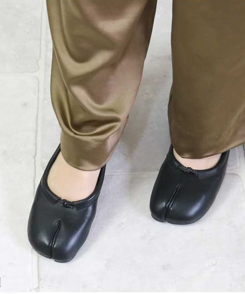 BETTY CLUB（ベティクラブ）の「フラット足袋パンプス（パンプス・レディース・ブラック/ベージュ/ブラウン・S/M/L）」の2枚目の写真