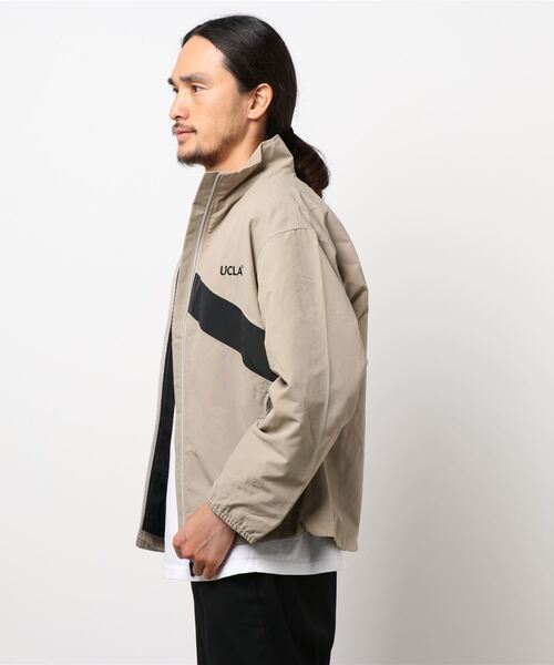 UCLA（ユーシーエルエー）の「UCLAナイロン切り替えスタンドブルゾン（ブルゾン・メンズ・ブラック/ベージュ/グリーン・MEDIUM/LARGE）」の6枚目の写真