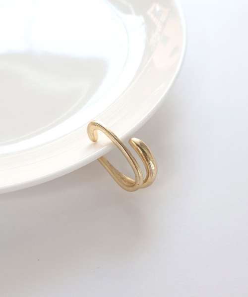 CEMONEMO（セモネモ）の「マットメタル ダブルライン イヤーカフ（イヤーカフ・レディース・シルバー/ゴールド/ゴールド系その他/シルバー系その他・FREE）」の16枚目の写真
