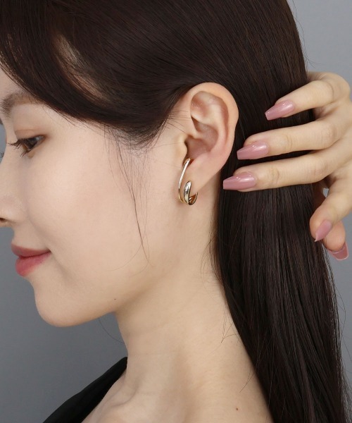 CEMONEMO（セモネモ）の「マットメタル ダブルライン イヤーカフ（イヤーカフ・レディース・シルバー/ゴールド/ゴールド系その他/シルバー系その他・FREE）」の5枚目の写真