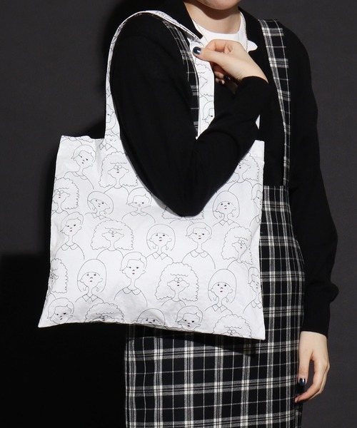 I am I in fact...（アイアムアイインファクト）の「crowd of people刺繍 トートバッグ（トートバッグ・レディース・ホワイト/ネイビー・FREE）」の4枚目の写真