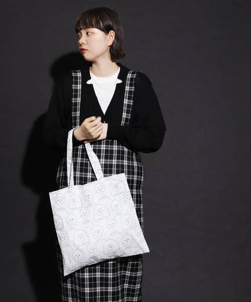 I am I in fact...（アイアムアイインファクト）の「crowd of people刺繍 トートバッグ（トートバッグ・レディース・ホワイト/ネイビー・FREE）」の6枚目の写真