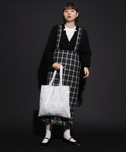 I am I in fact...（アイアムアイインファクト）の「crowd of people刺繍 トートバッグ（トートバッグ・レディース・ホワイト/ネイビー・FREE）」の12枚目の写真