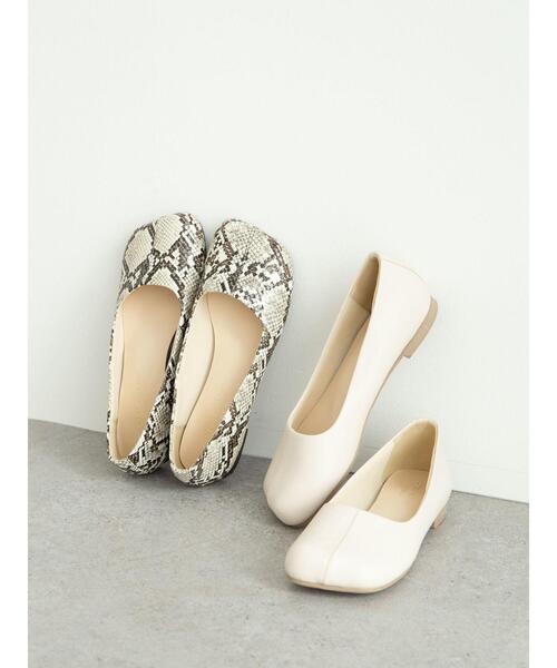 Green Parks(グリーンパークス)の「【WEB限定サイズあり】オブリークトゥーフラットシューズ*(パンプス・レディース・アイボリー/パイソン・S/M/L/XL/XS)」の5枚目の写真